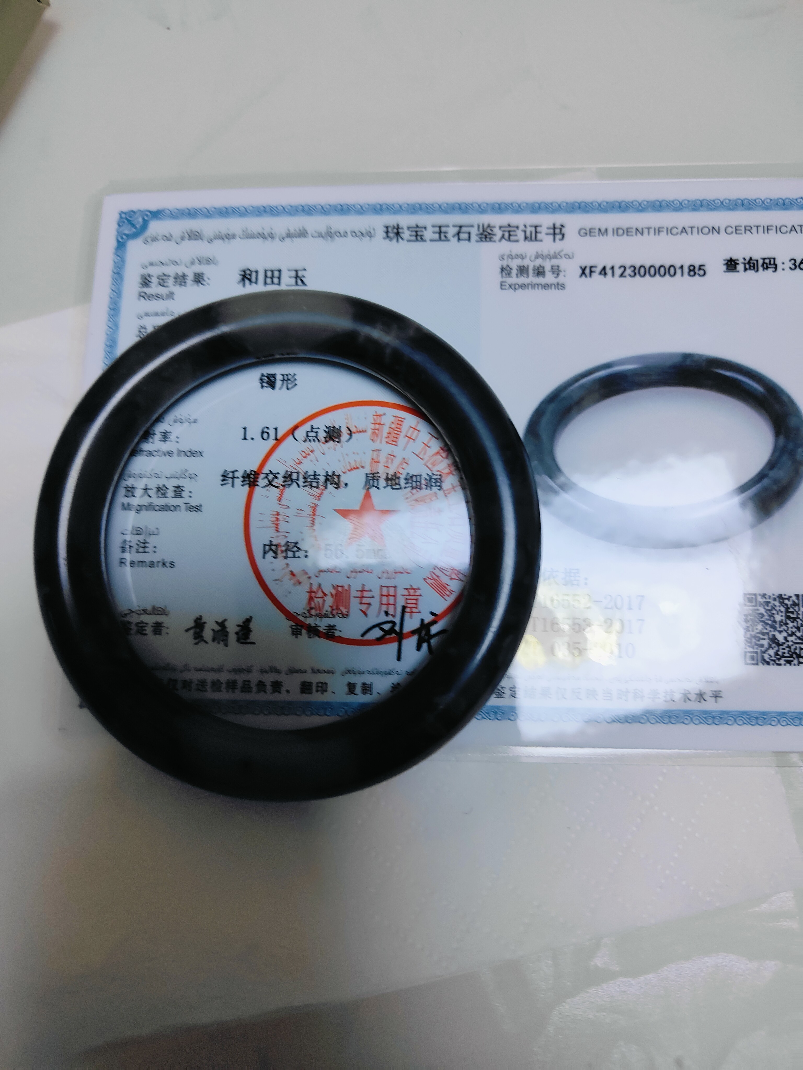 和田玉青花手镯质地细腻色彩丰富女士的特爱