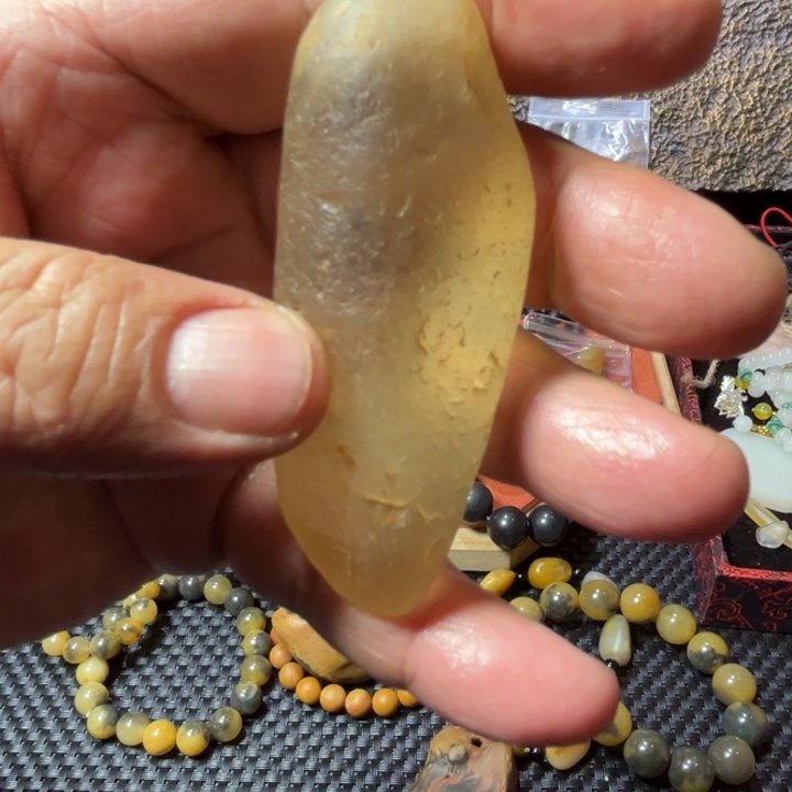 新疆戈壁滩透亮石头