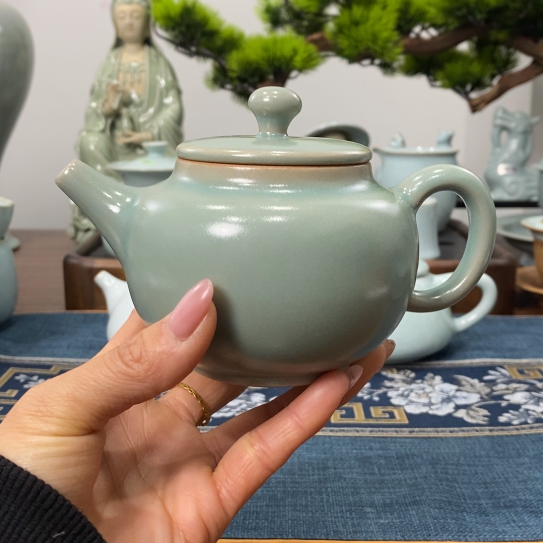 用****3青绿釉微瑕水平壶无礼盒