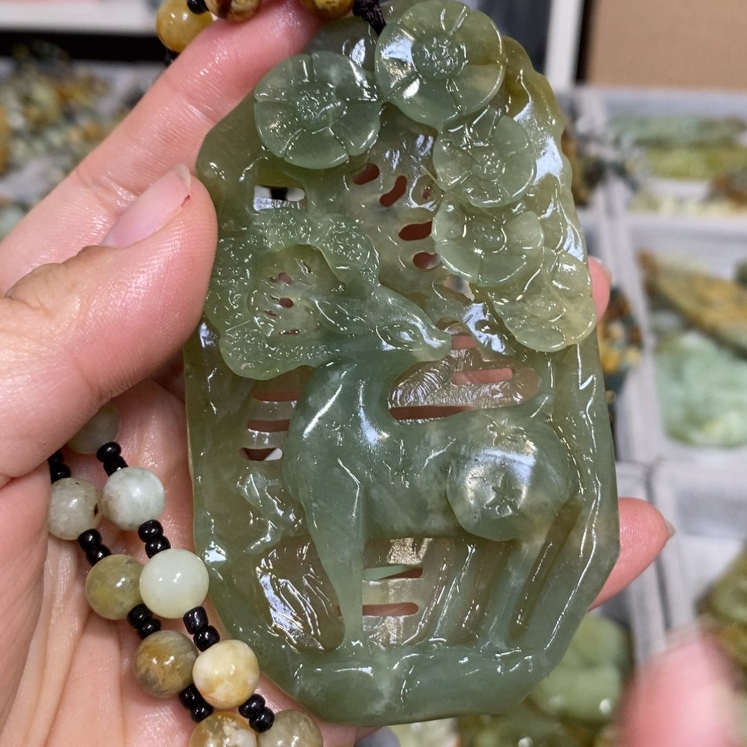 蛇纹石玉颈饰未镶嵌