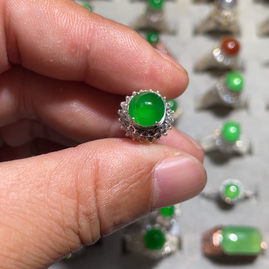 翡翠裸石高冰阳绿蛋面铜托卡7.4