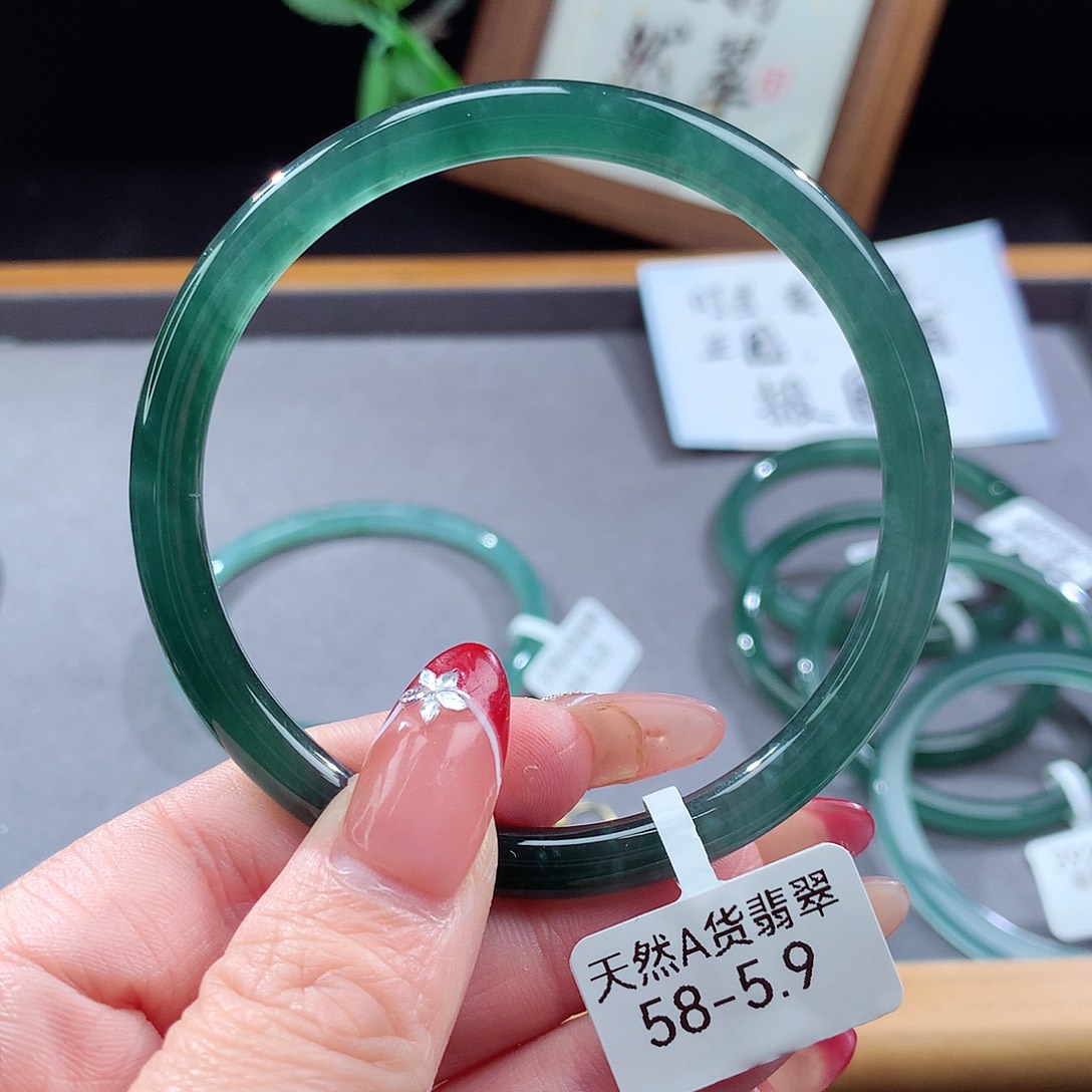 翡翠手镯（圆镯）未镶嵌