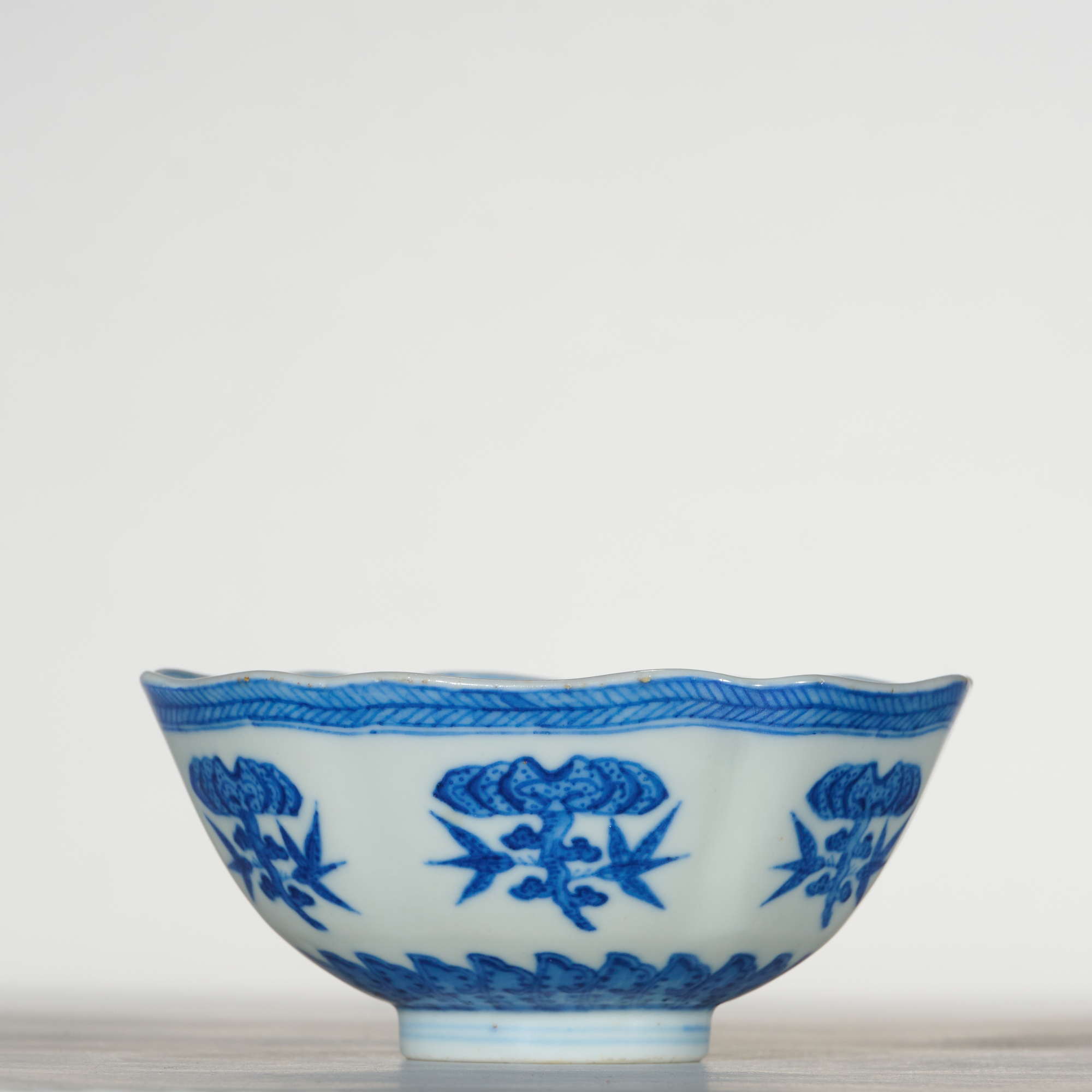 5835清道光.青花灵芝纹碗【古董拍卖】