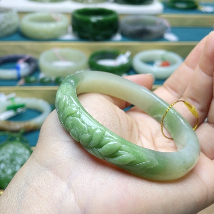 和田玉手镯60圈口。编号64未镶嵌