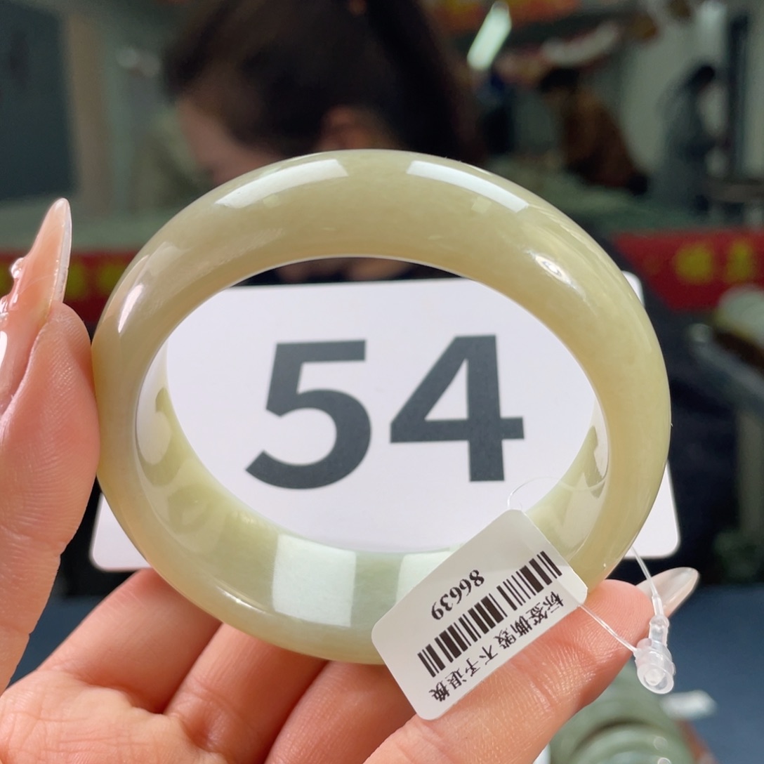 和田玉手镯未镶嵌奶**甜