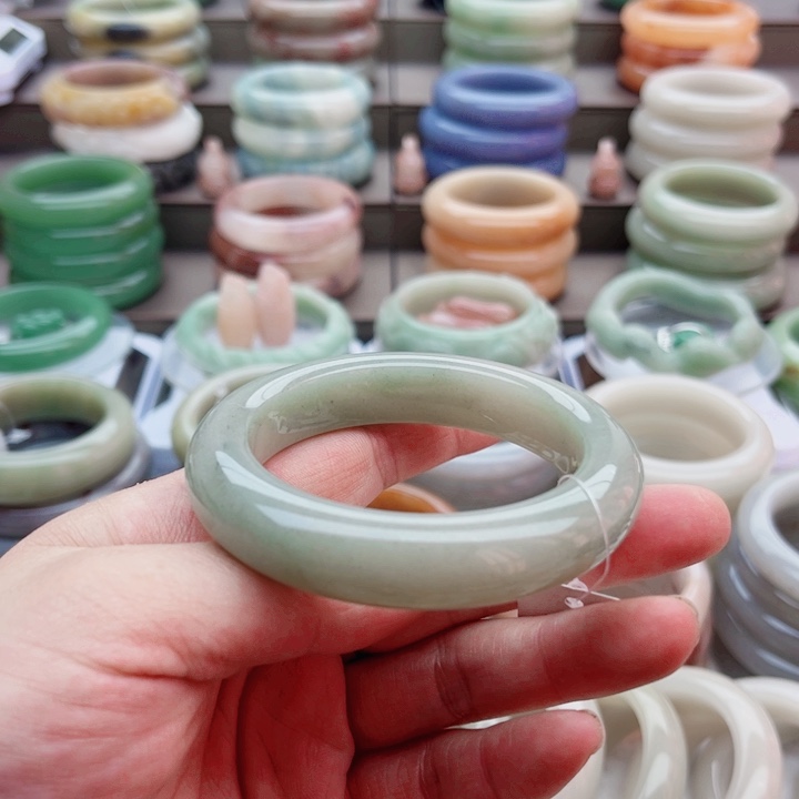 石英质玉手镯未镶嵌