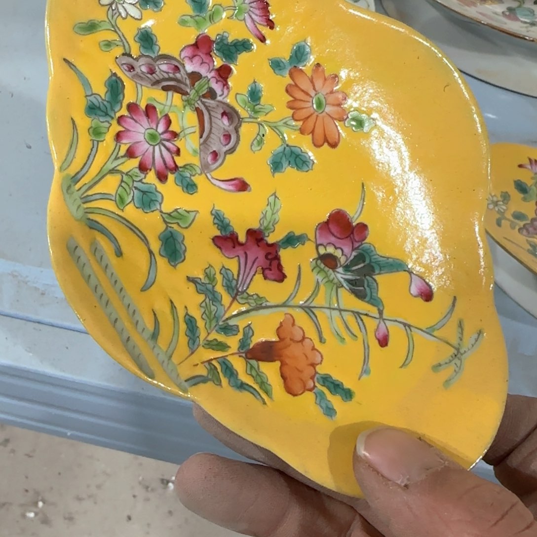 瓷片瓷器上还写满红花绿