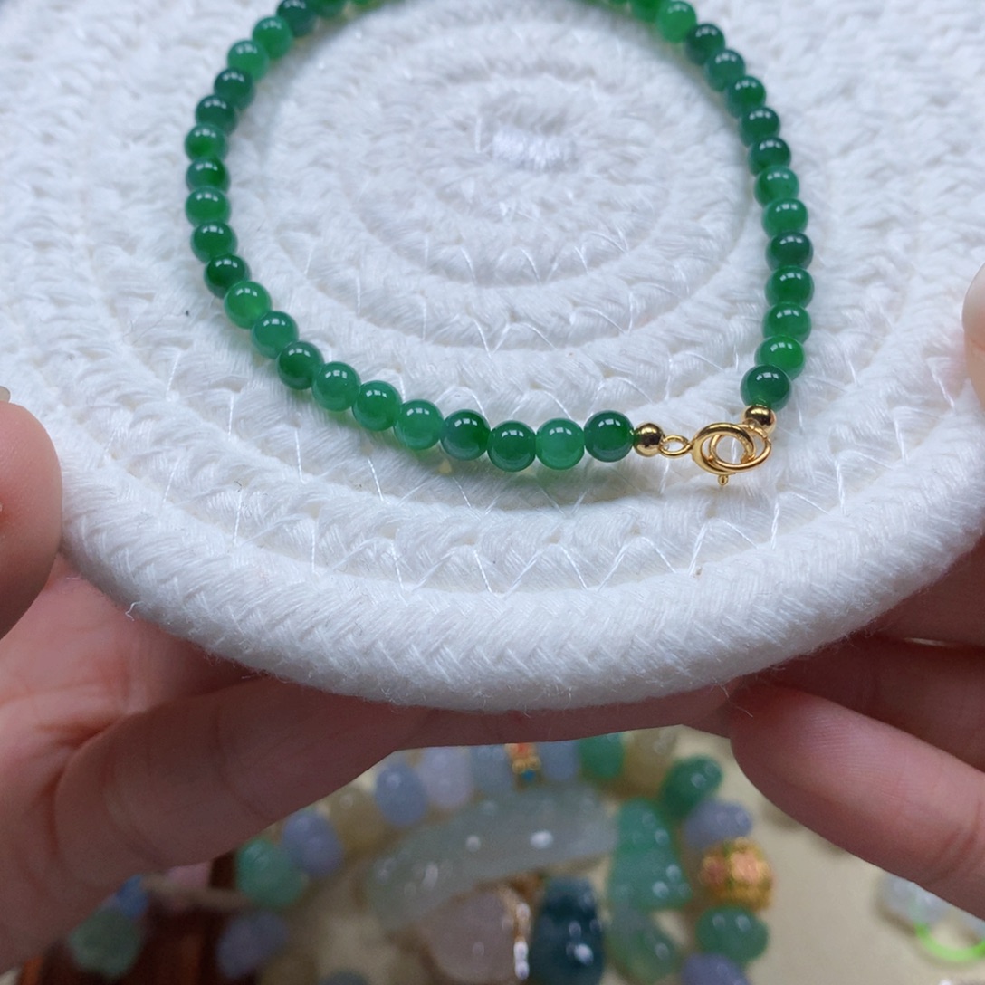 翡翠未镶嵌颈饰是