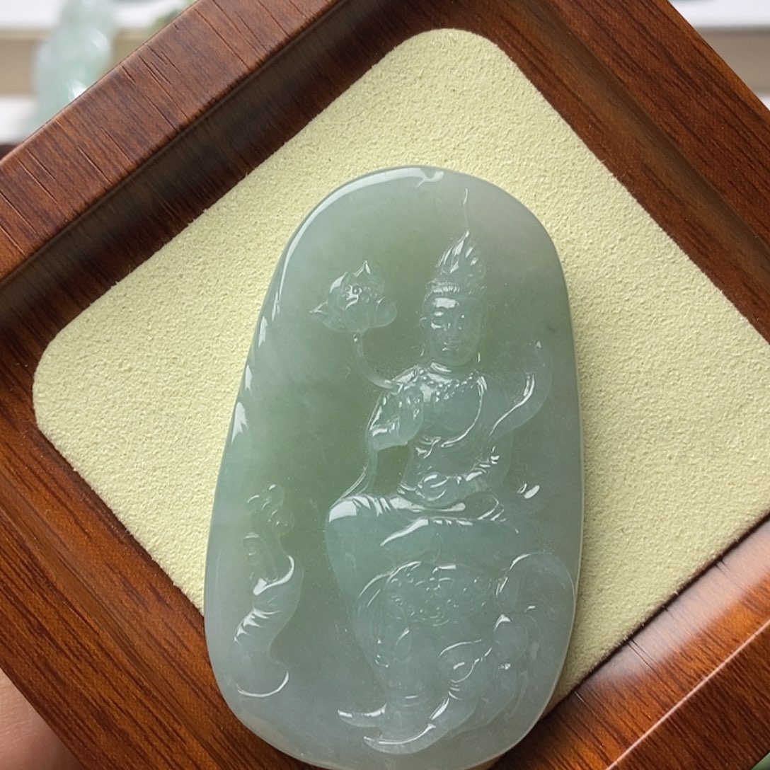 翡翠未镶嵌颈饰普贤菩萨