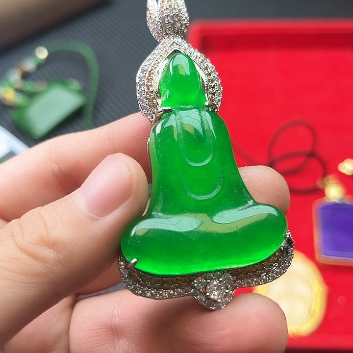 翡翠颈饰未镶嵌嗷嗷