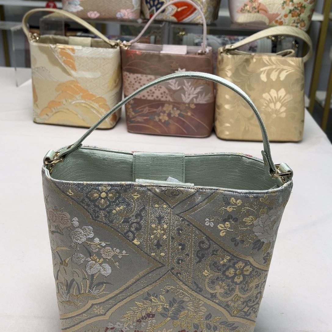 -***-织绣高定风雨中的花朵，倔强又美丽。大漏