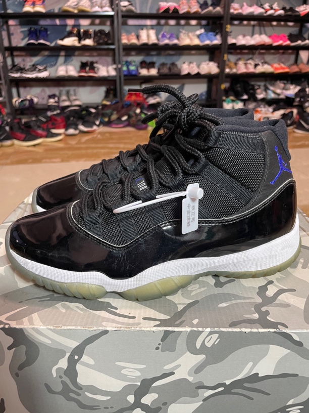 95新 maje 左鞋头刮蹭 40码250/Air Jordan 11 复古篮球鞋