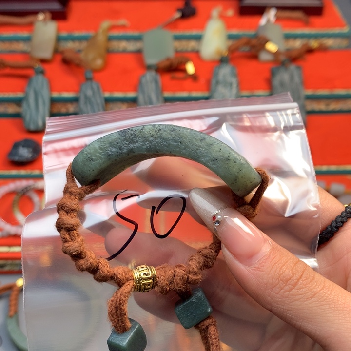 和田玉（糖玉）颈饰未镶嵌绊**盒