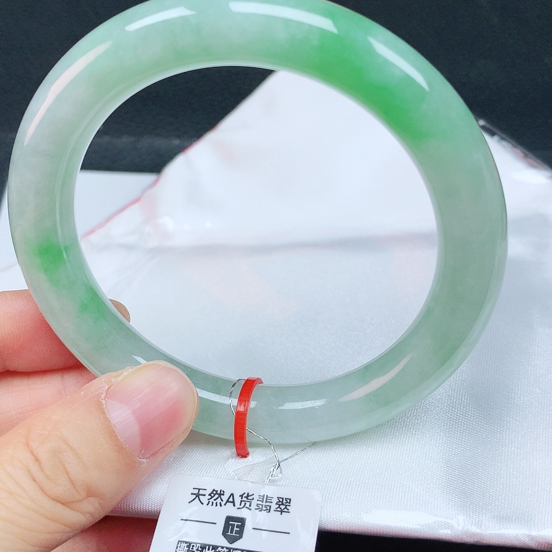 翡翠手镯未镶嵌55圈