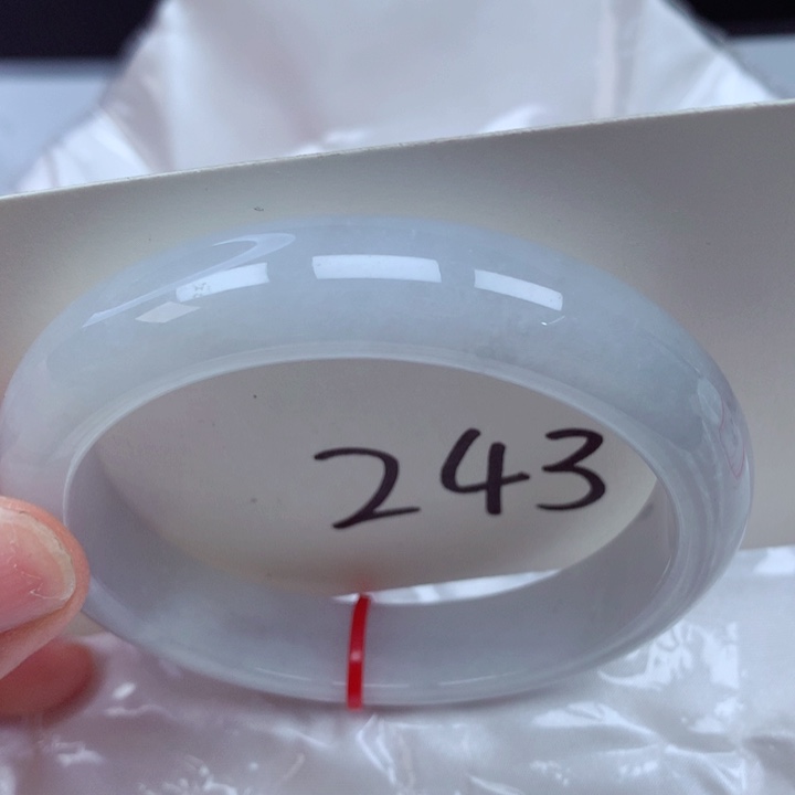 翡翠手镯未镶嵌翡翠