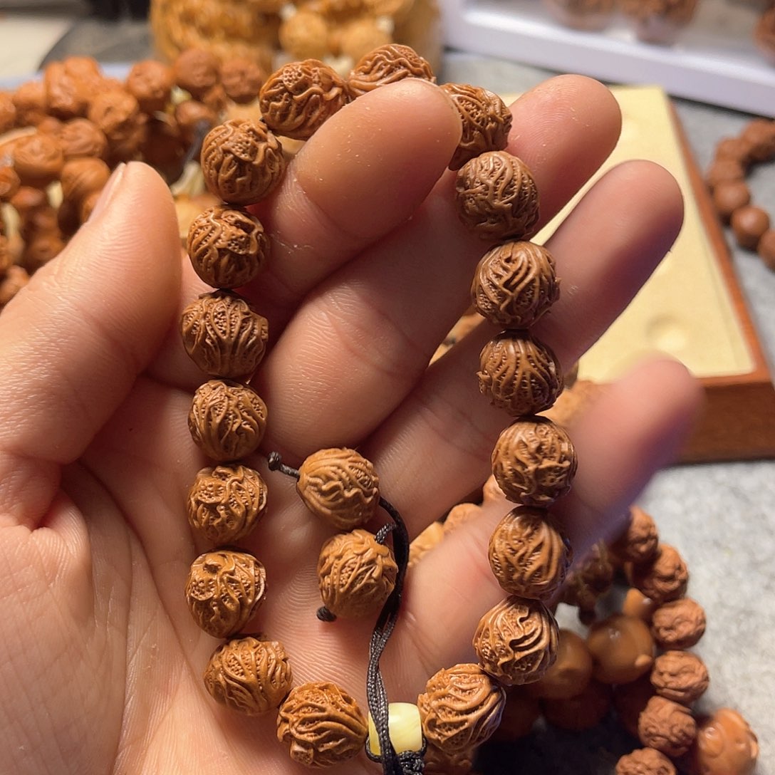 龙纹桃核雕刻白菜