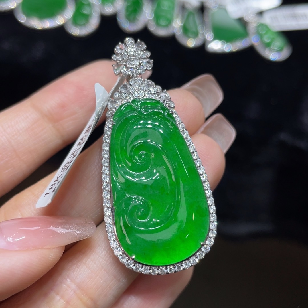 翡翠颈饰18K金镶嵌天然缅甸翡翠