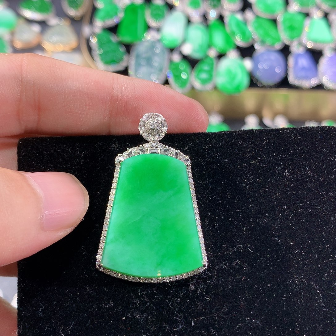 翡翠18K金镶嵌颈饰