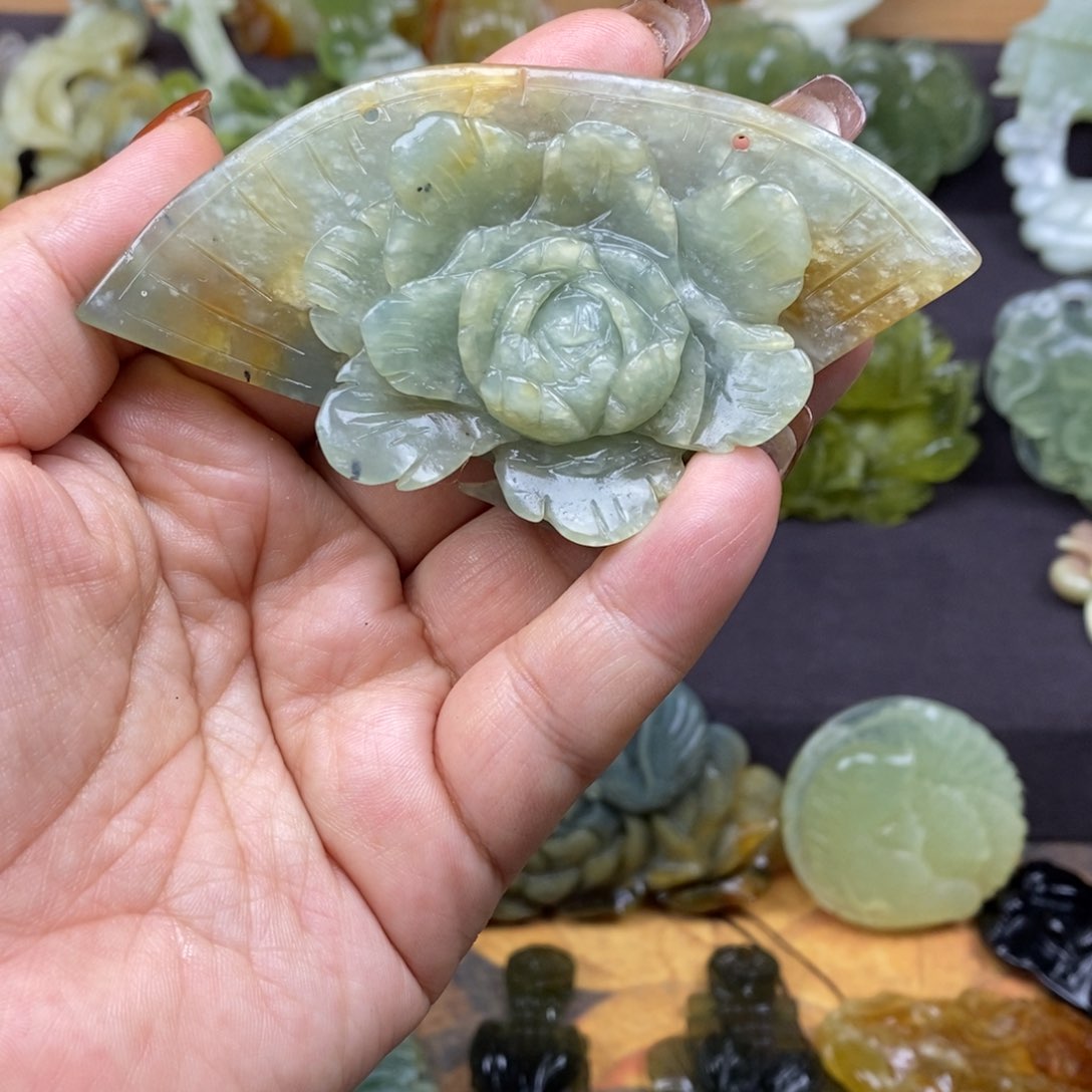 蛇纹石玉颈饰未镶嵌