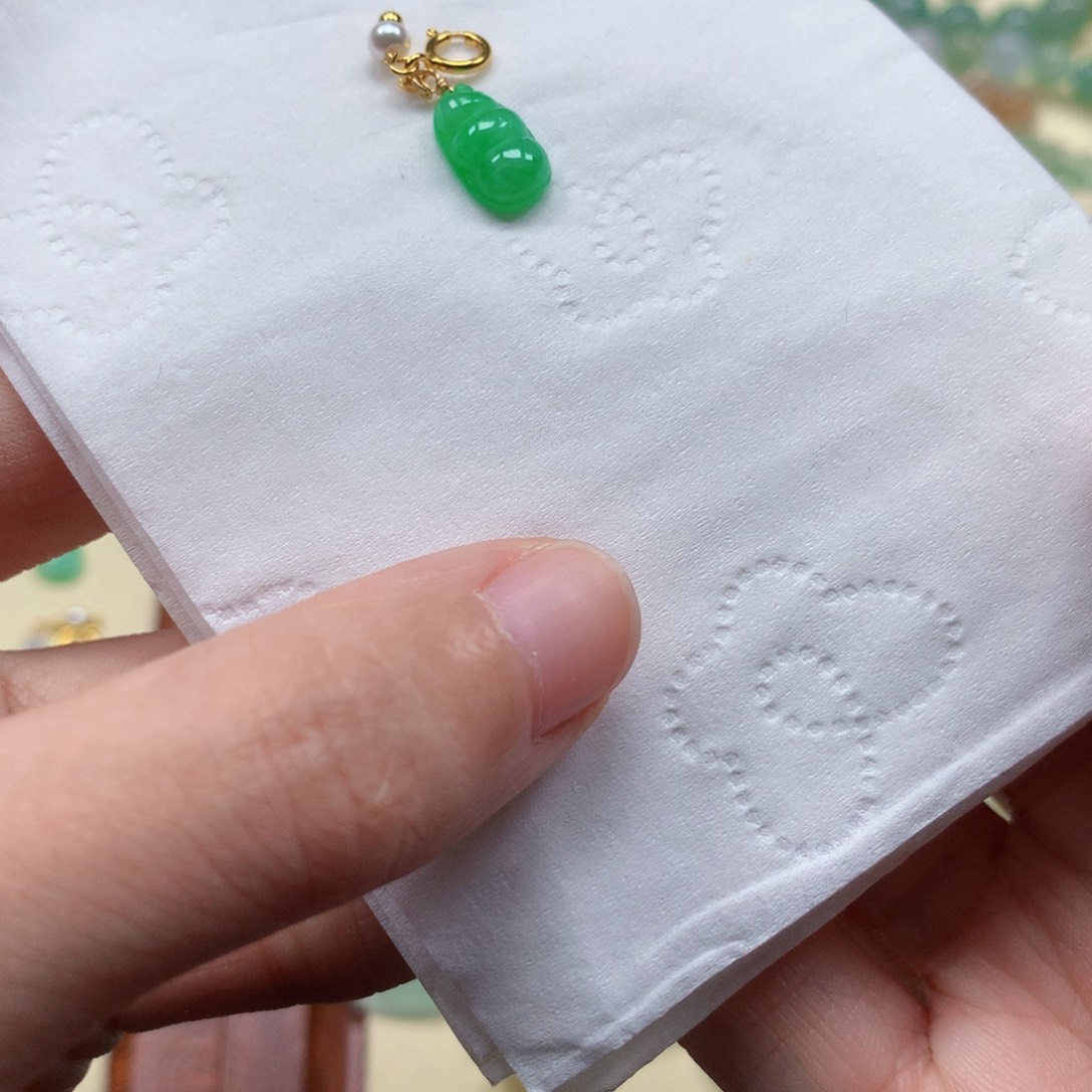 翡翠未镶嵌颈饰是