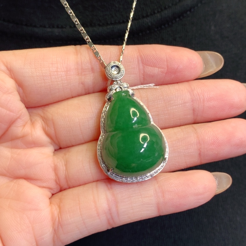 【闪购商品】颈饰18K金镶嵌翡翠葫芦