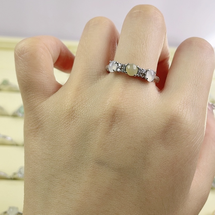 翡翠未镶嵌颈饰戒指