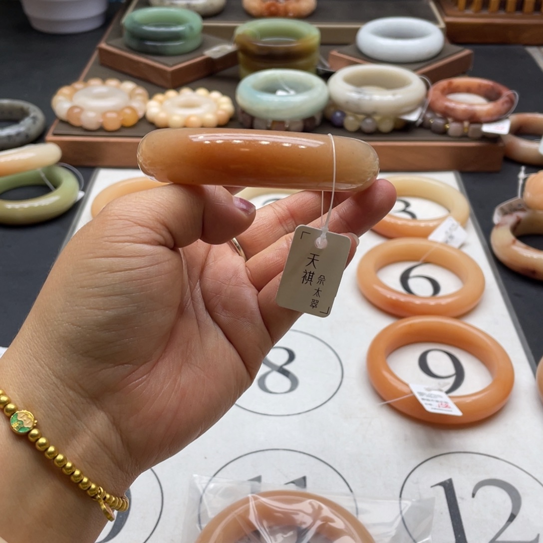 草***原石英岩玉未镶嵌手镯