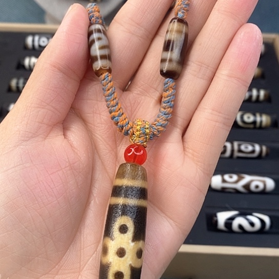 玛瑙吊坠未镶嵌不**见