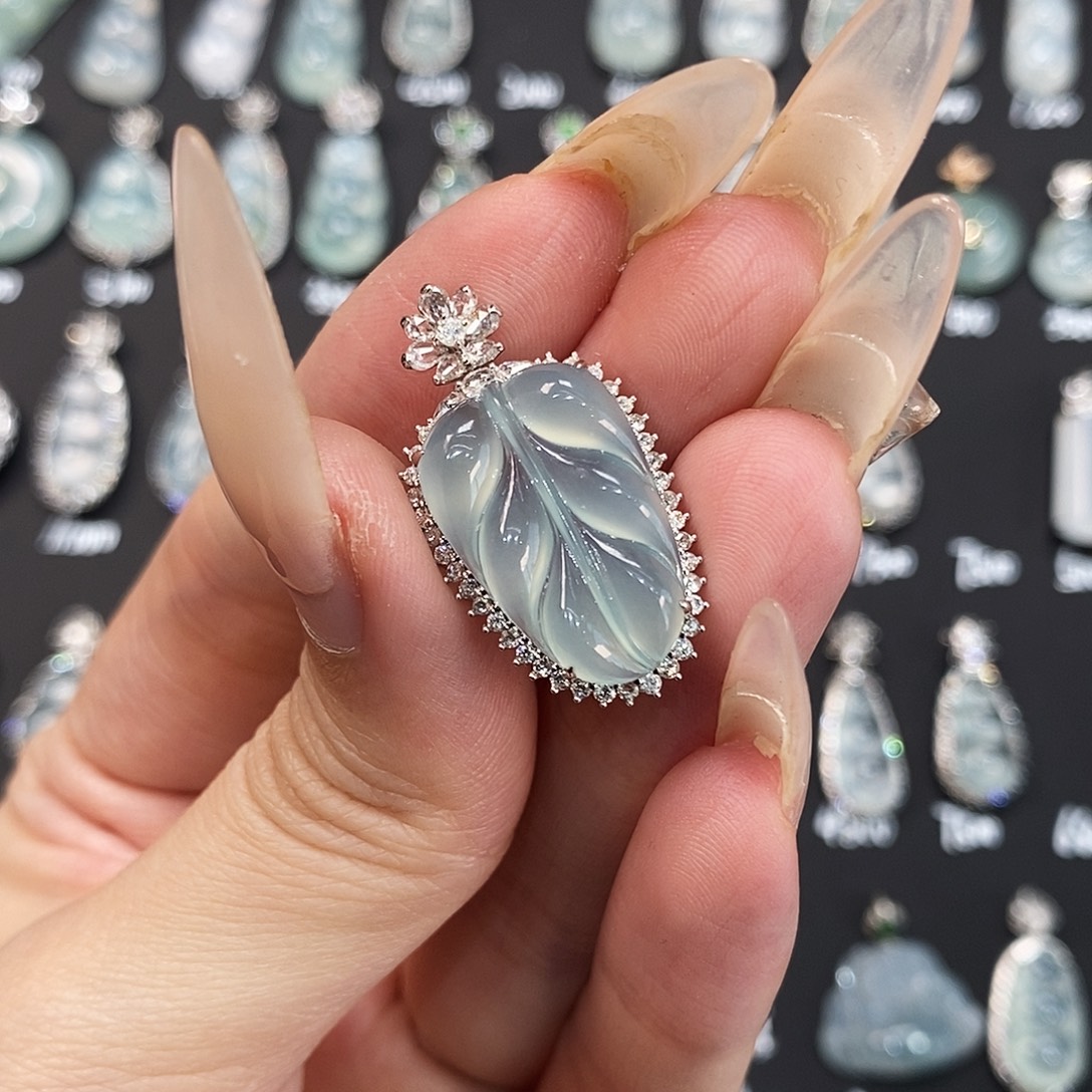 翡翠18K金镶嵌颈饰