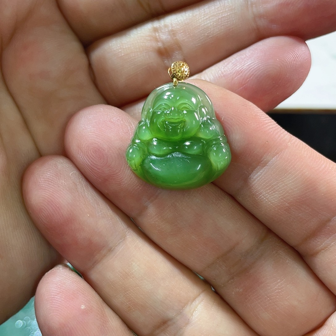 颈饰18K金镶嵌和田玉（碧玉）