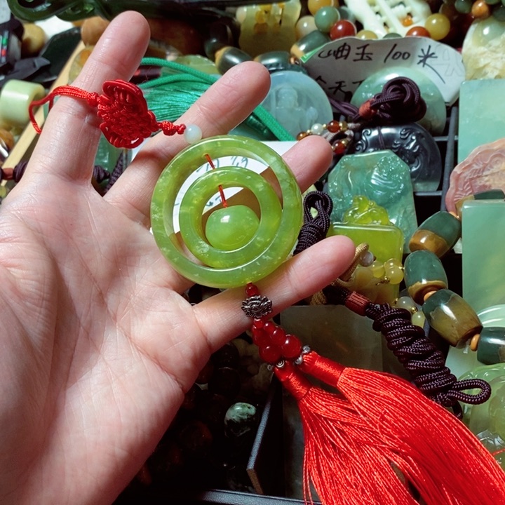 蛇纹石玉颈饰未镶嵌