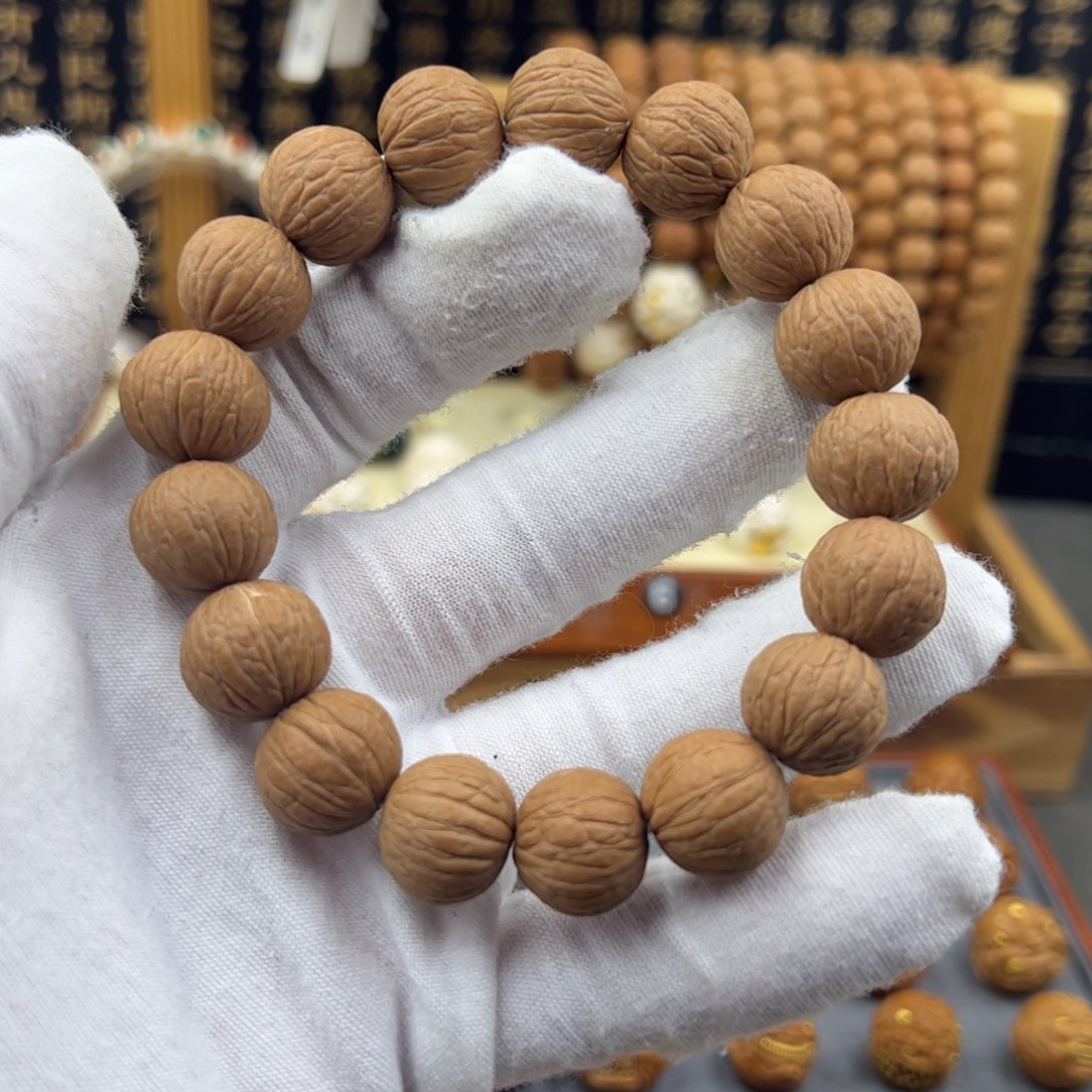 猴头核桃吊坠凤羽