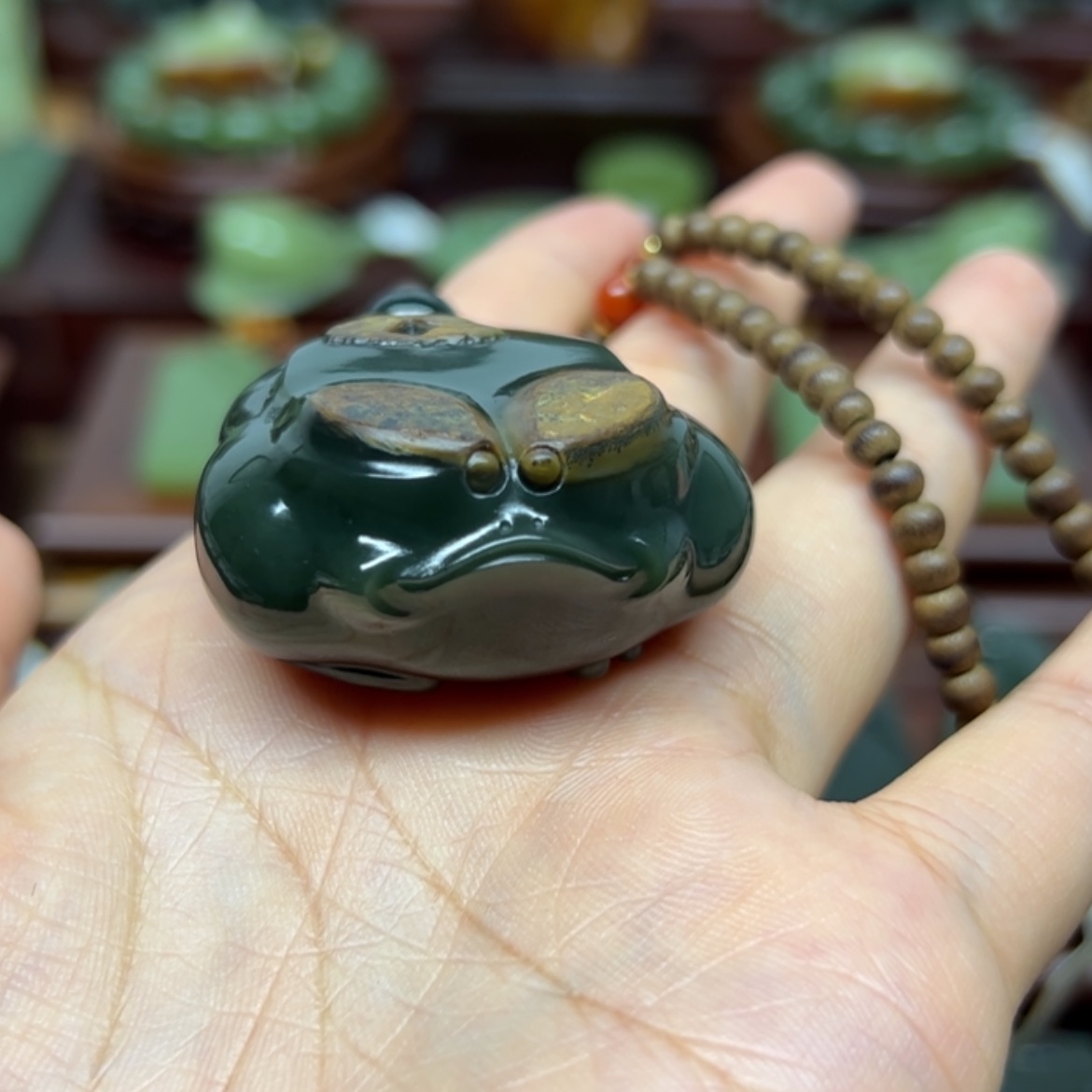 【闪购商品】未镶嵌岫岩河磨玉（透闪石质玉）把件观****子金蟾