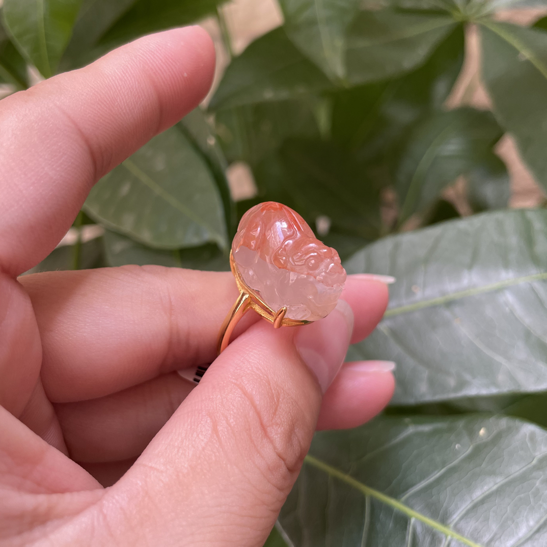 南红高冰荔枝冻鸿运当头貔貅戒指，冰透干净成色不错
