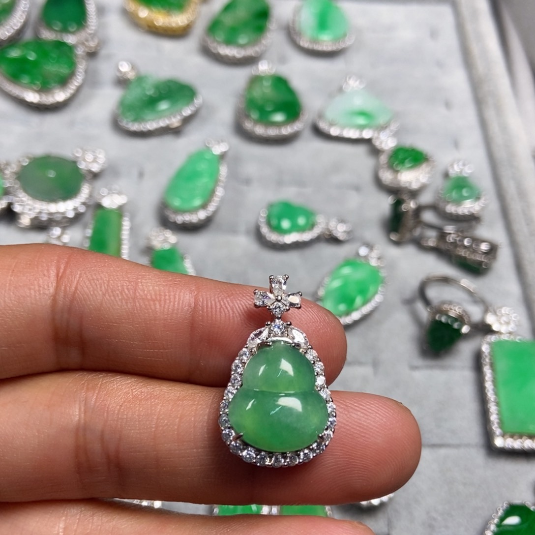 翡翠颈饰未镶嵌葫芦