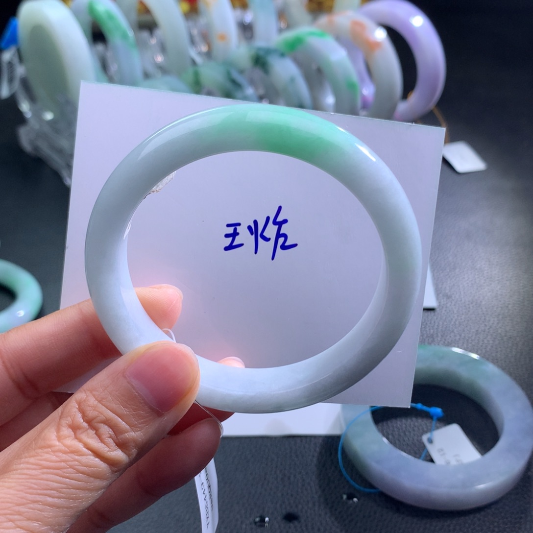 定制翡翠未镶嵌翡翠手镯