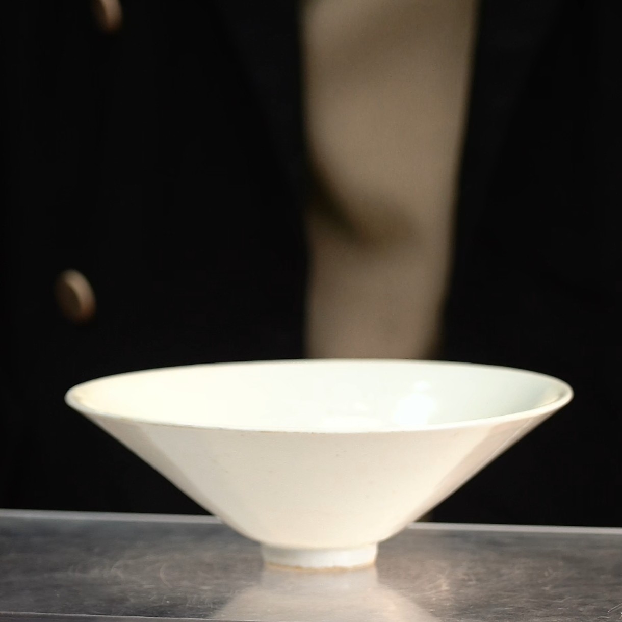 定窑刻划花卉纹斗笠碗