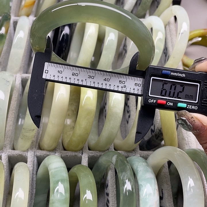 蛇纹石玉未镶嵌手镯290