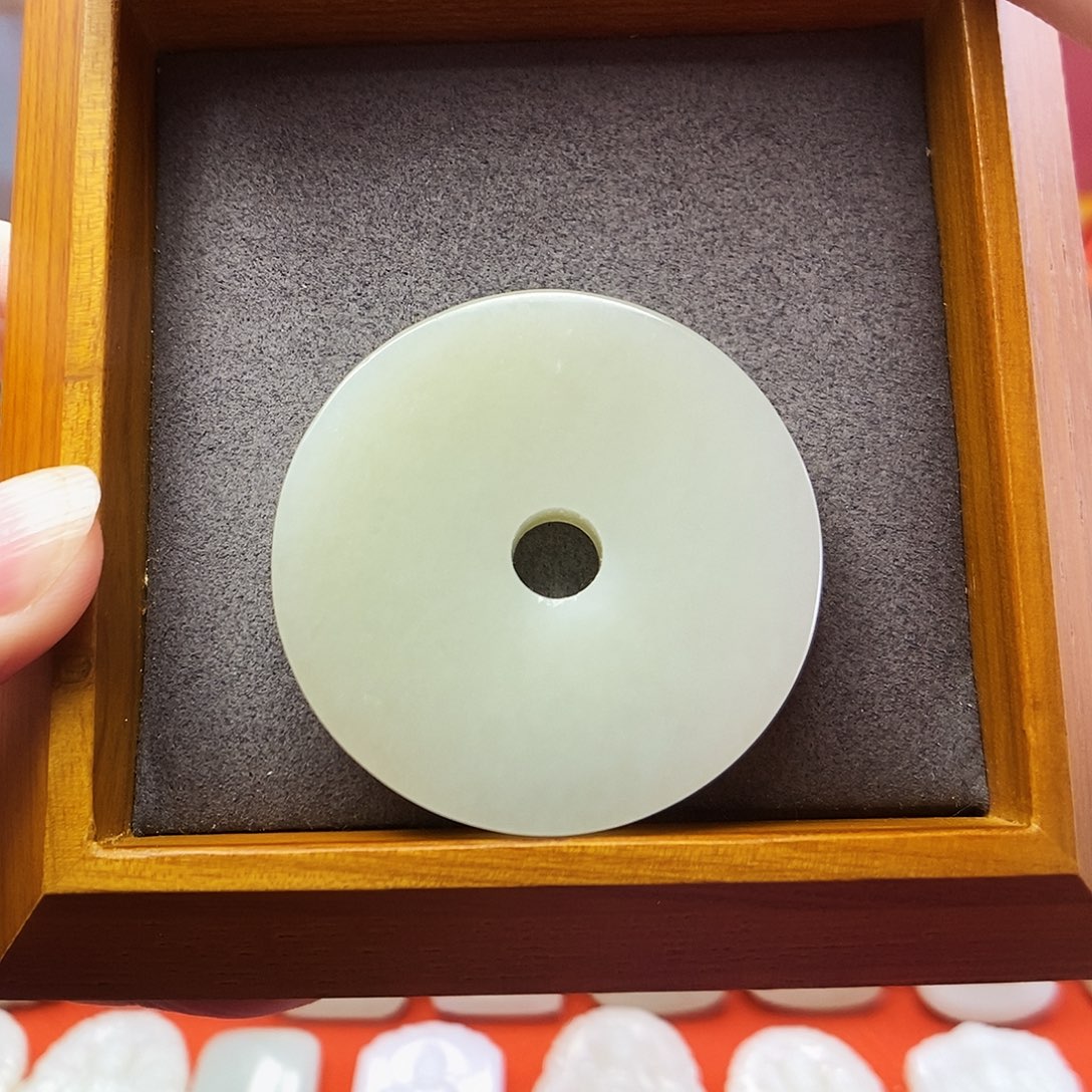 菊***农和田玉未镶嵌颈饰