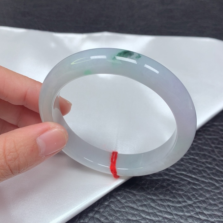 翡翠手镯未镶嵌。