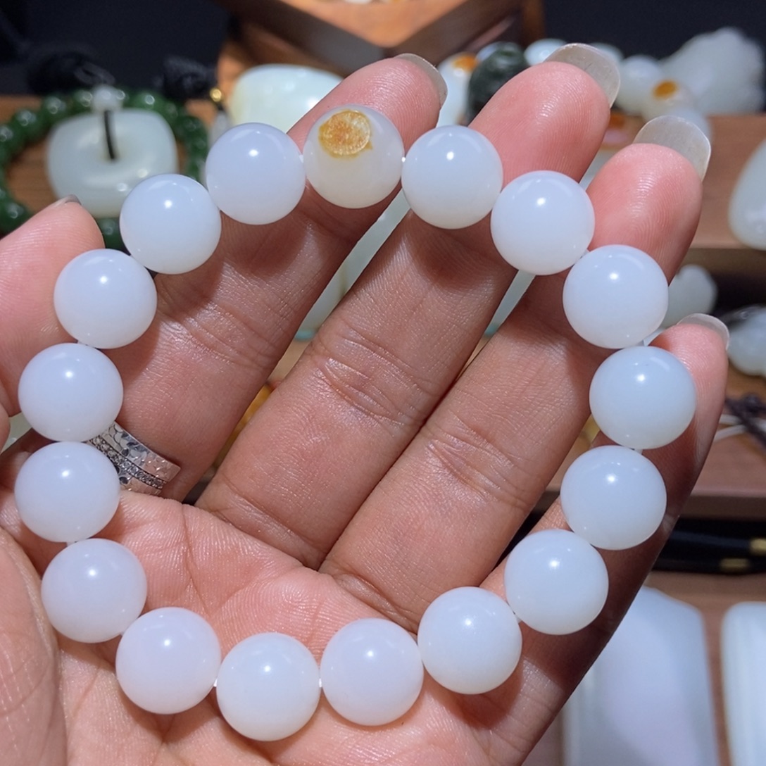 井***白和田玉未镶嵌颈饰