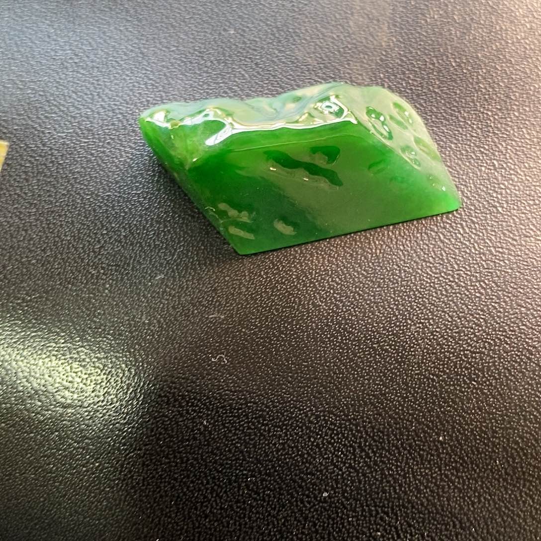 淮***s定制翡翠未镶嵌辣阳绿色满色雕刻件料子费