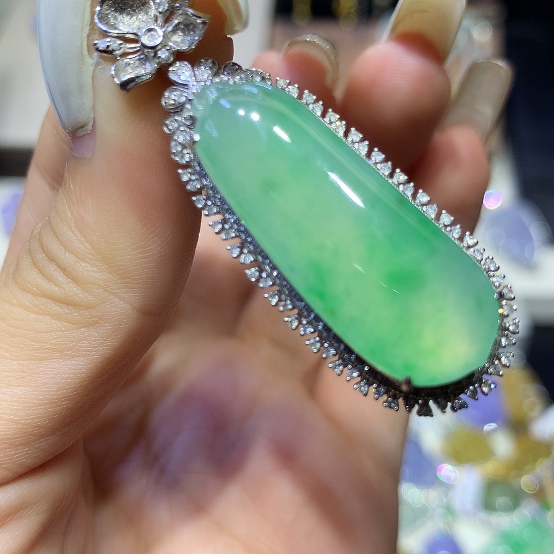 翡翠18K金镶嵌颈饰