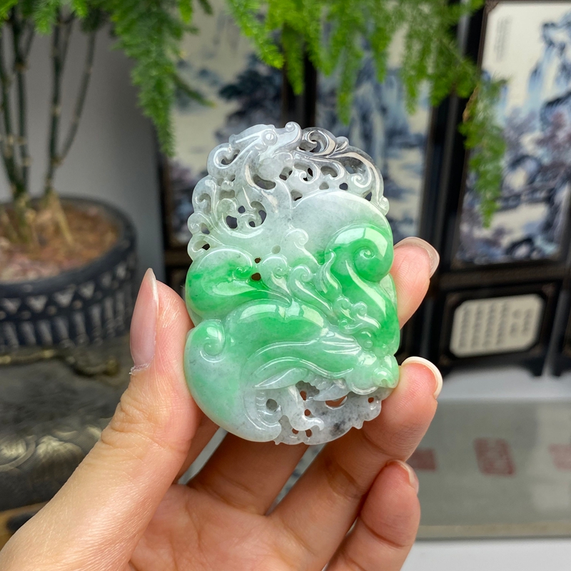 阳绿乌鸡绿镂空龙凤呈祥挂件 天然翡翠A货