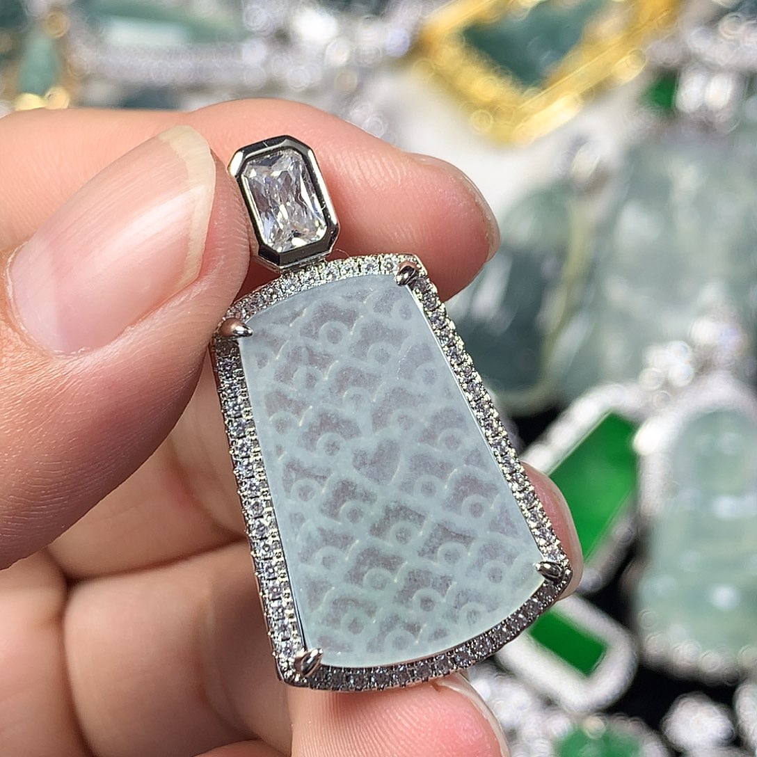 翡翠未镶嵌颈饰无事牌