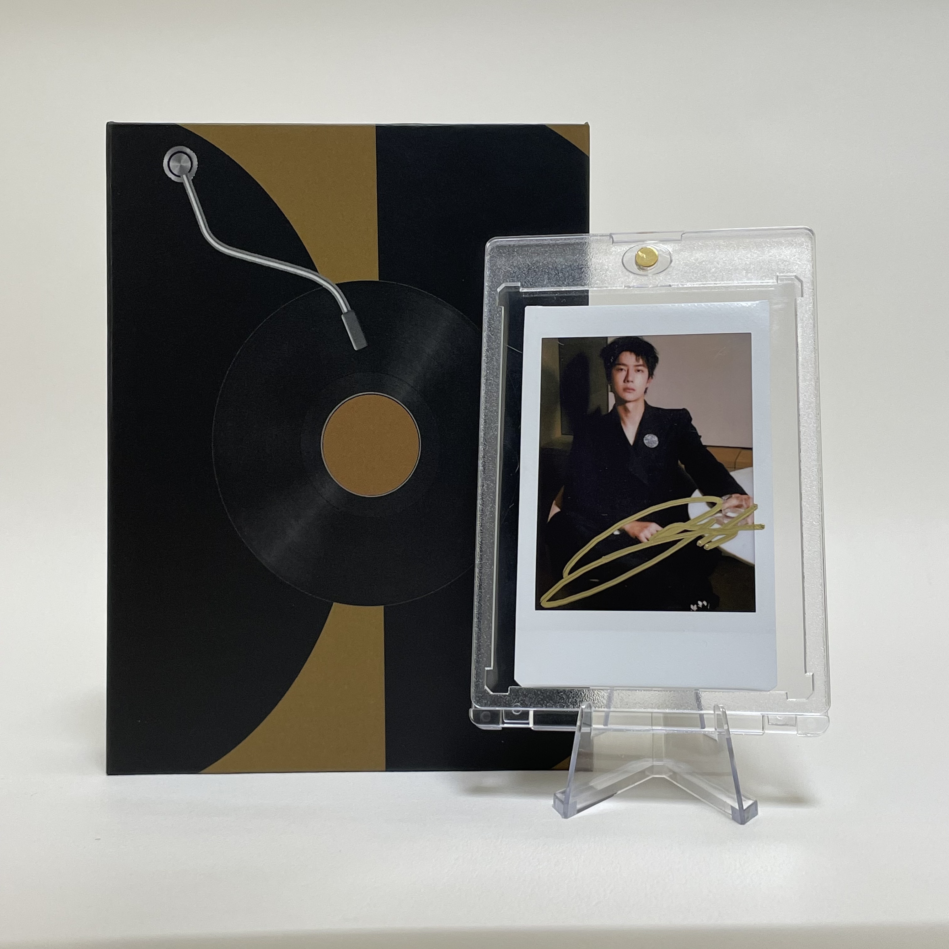 A1112【王一博】白边 正品签名3寸拍立得照片