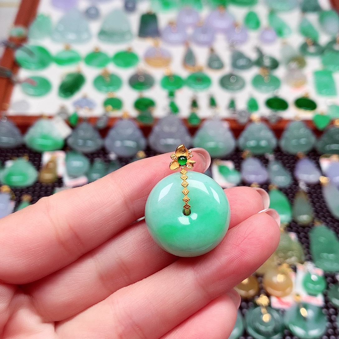 翡翠18K金镶嵌颈饰