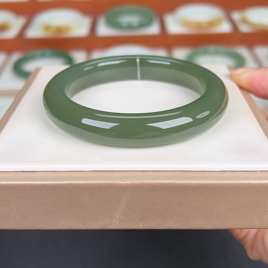 和田玉未镶嵌手镯和田玉湖水绿手镯