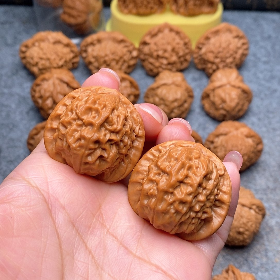 文玩核桃把件精品红皮瓷娃娃37