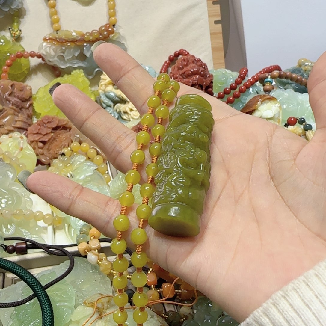 未镶嵌蛇纹石玉吊坠